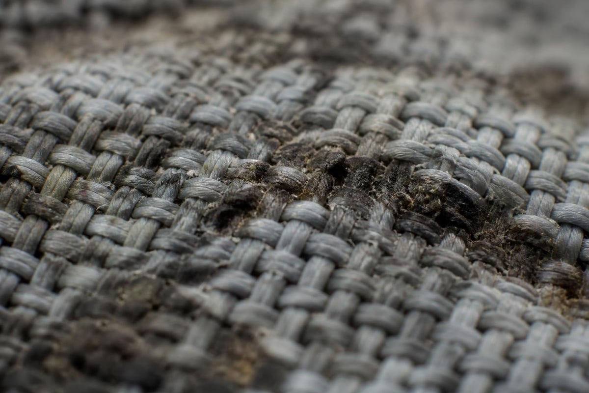How bacteria and oils become trapped in synthetic workout fabric fibers