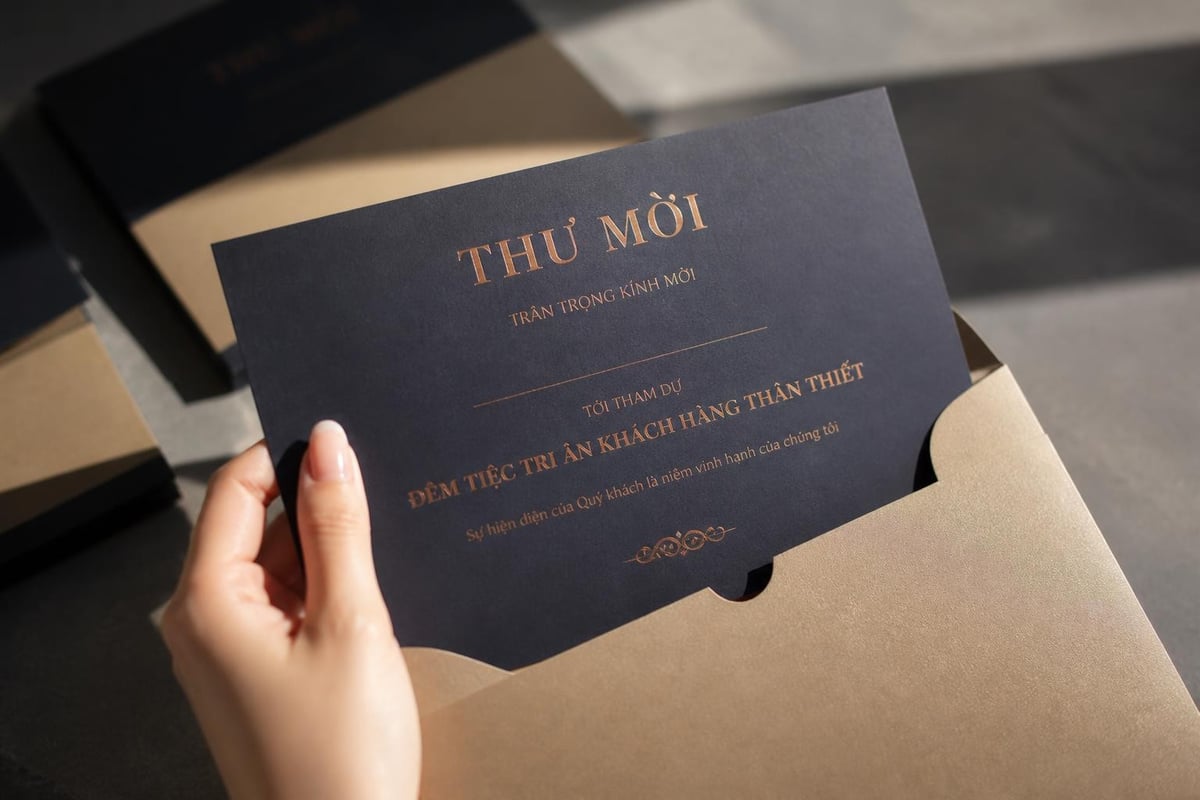 Thiệp Mời Sự Kiện Sang Trọng: Bí Quyết Tạo Ấn Tượng Đẳng Cấp 1 Brand positioning through luxury event invitations