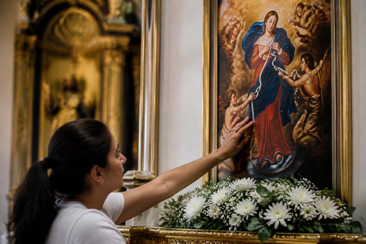 Historical development of undoer of knots devotion