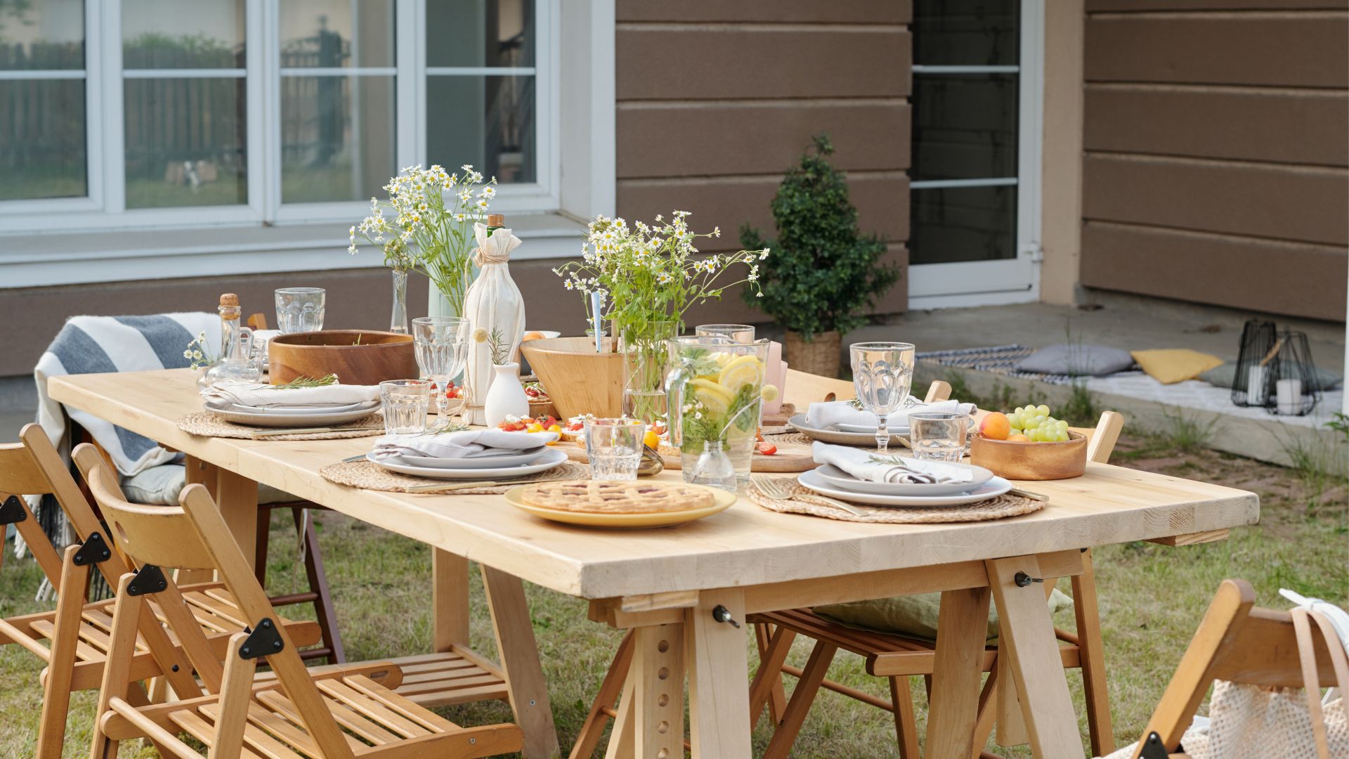 Styling Your Outdoor Farmhouse Table: Decor & Arrangement Ideas