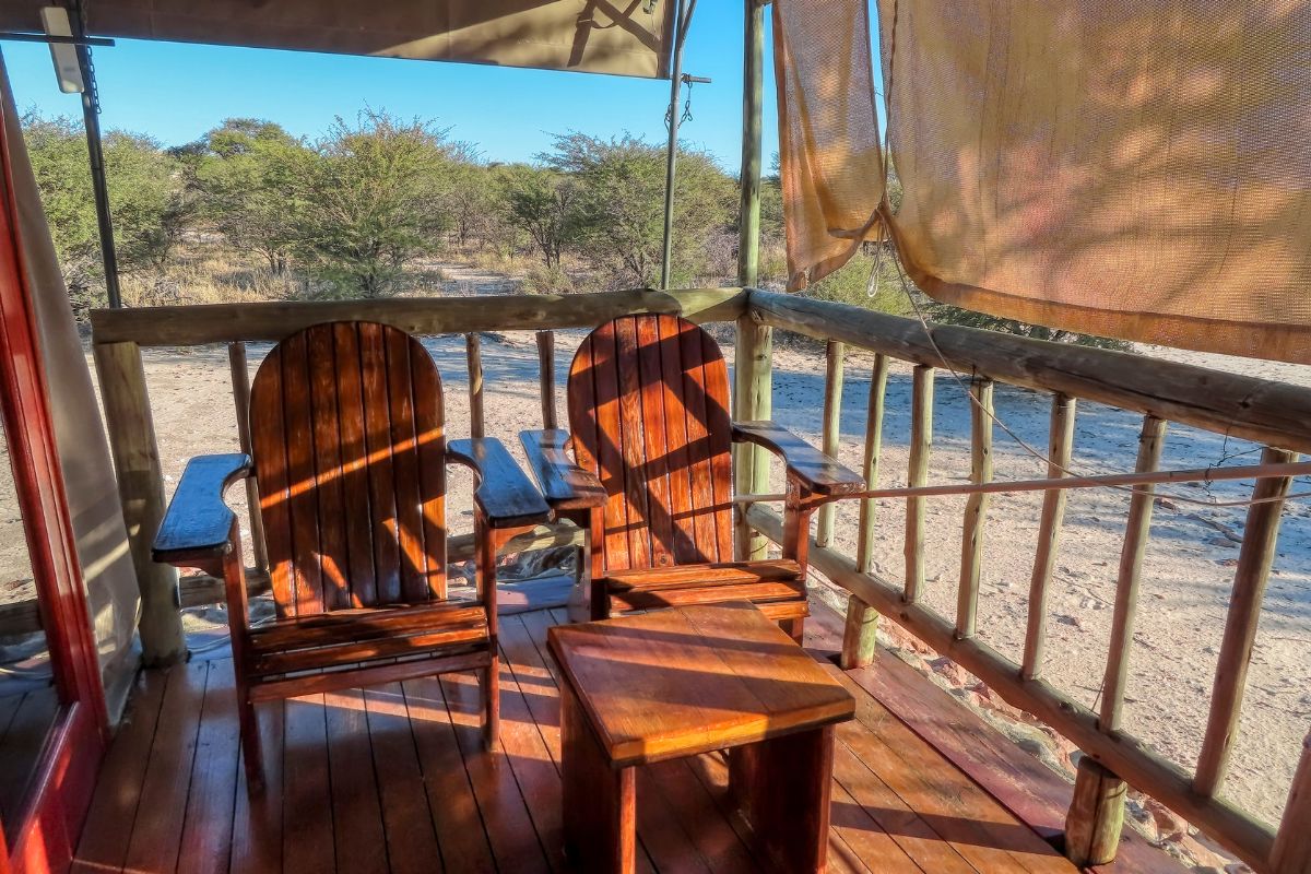 Essential-Rustic-Porch-Furniture-Types-and-Layout-Ideas.jpg Essential Rustic Porch Furniture Types & Layout Ideas
