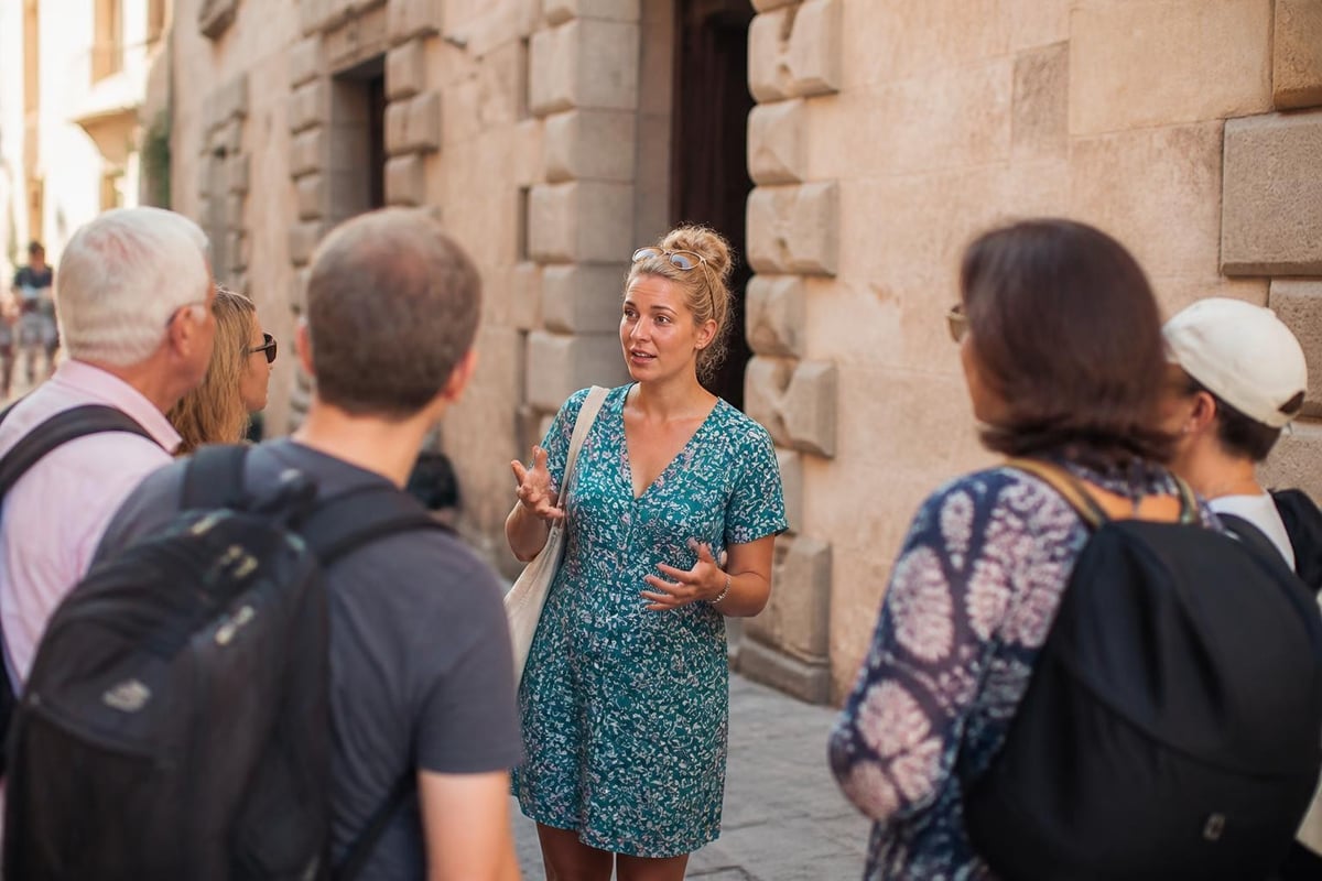 Walking tour guide communication methods