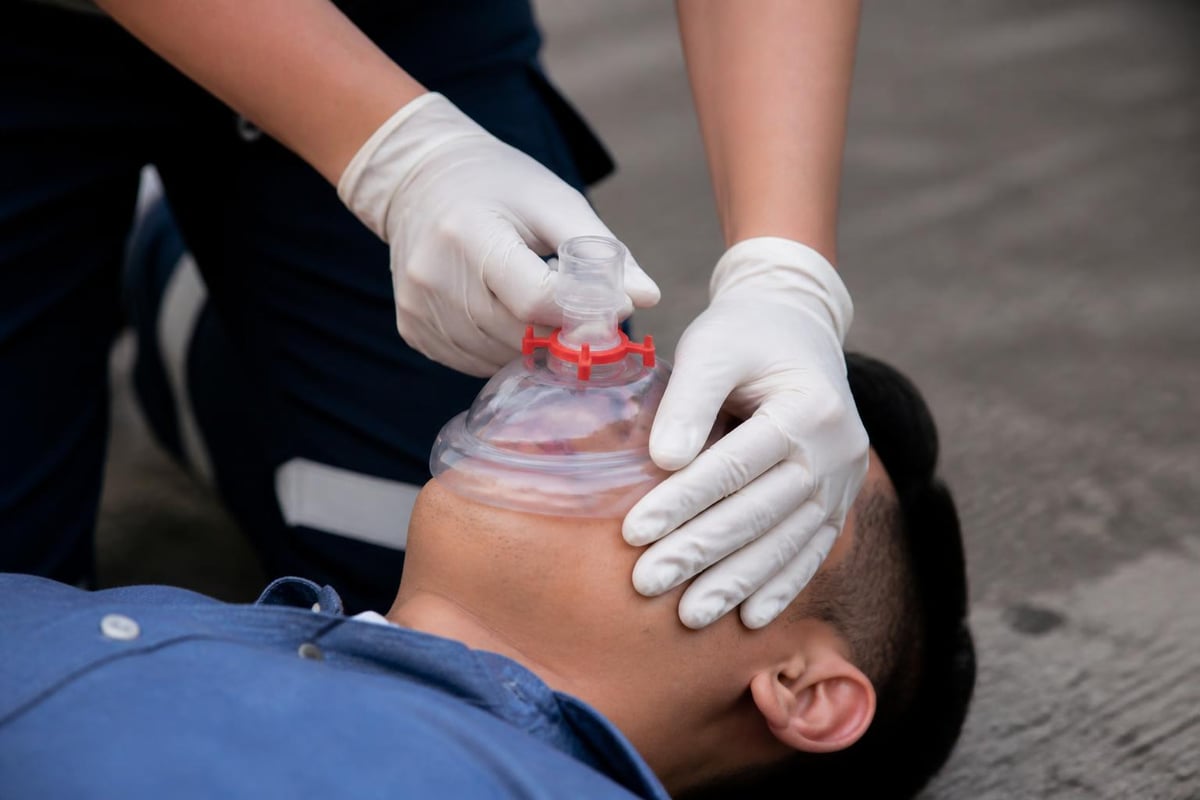 CPR mask kit components and one-way valve mechanism