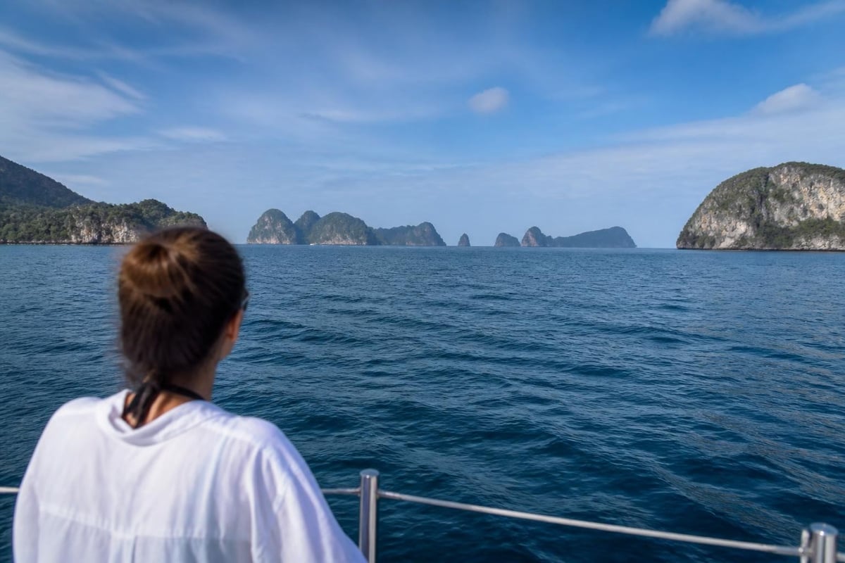 Phi Phi island geography and visitor access points
