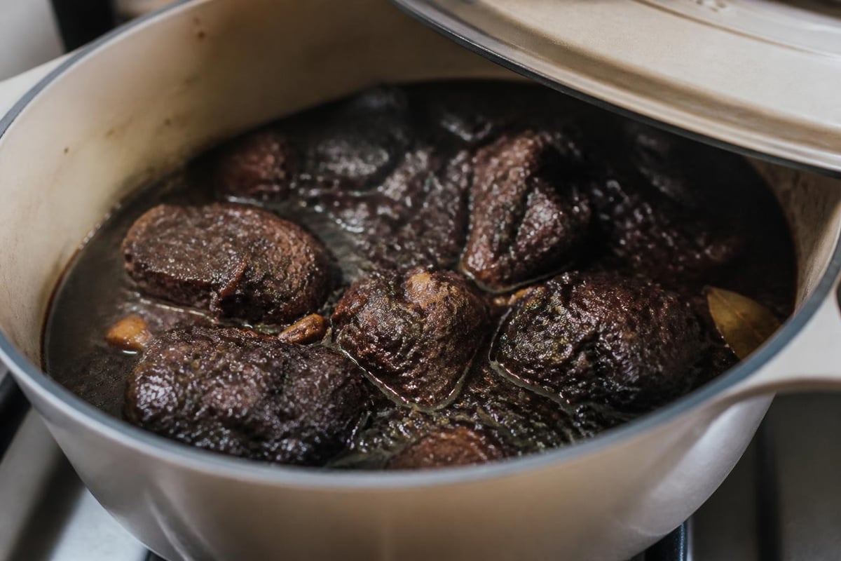 Teknik mengungkep dengan bumbu hitam
