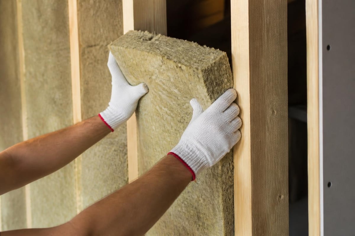 Sound wave absorption in insulation