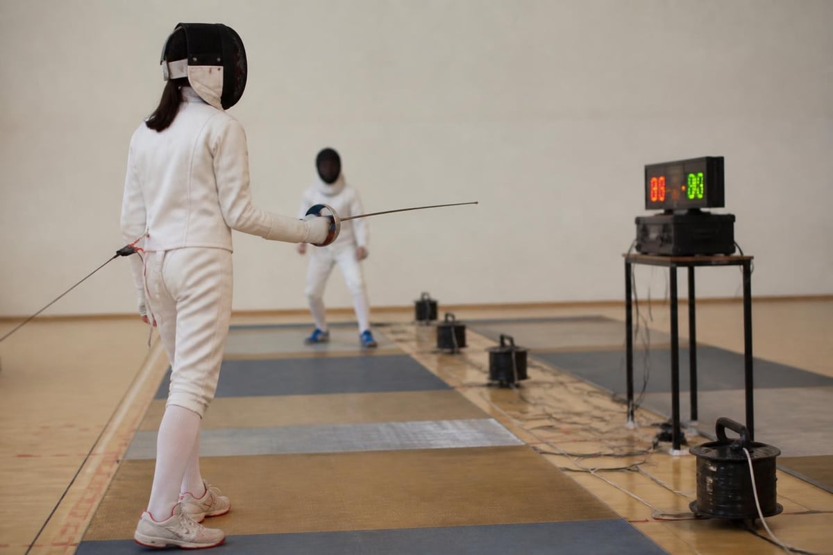 Electronic fencing scoring setup