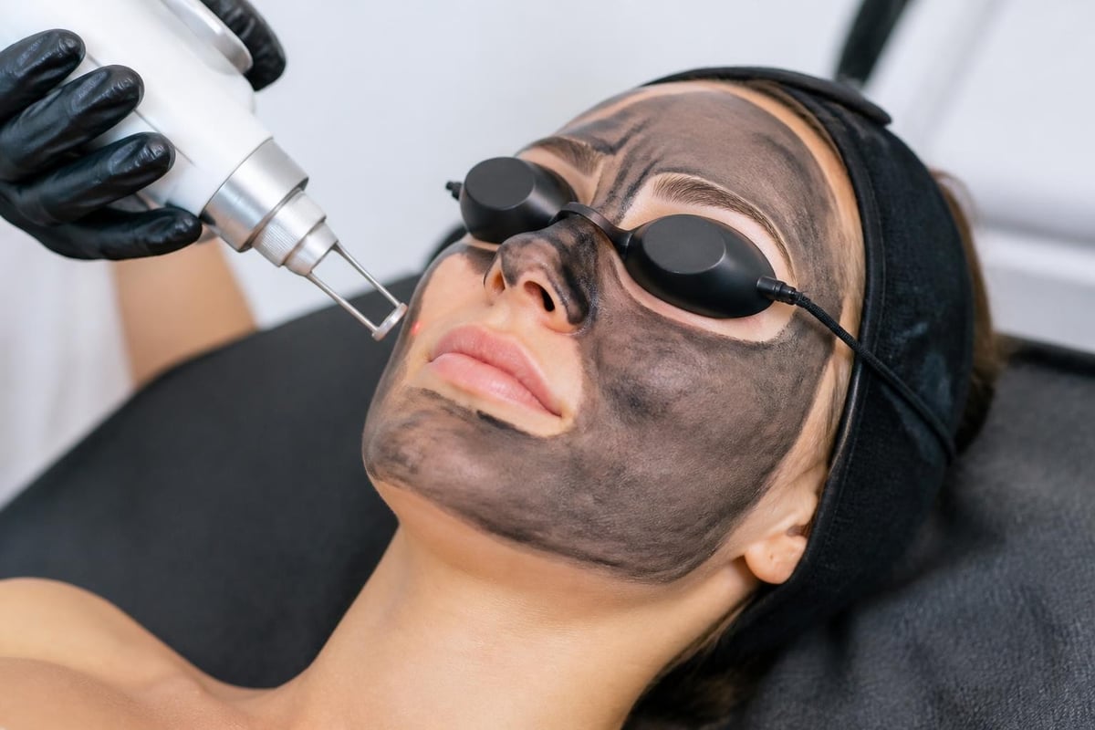 Carbon facial laser mechanism