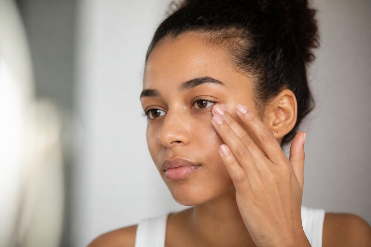 Eye serum application