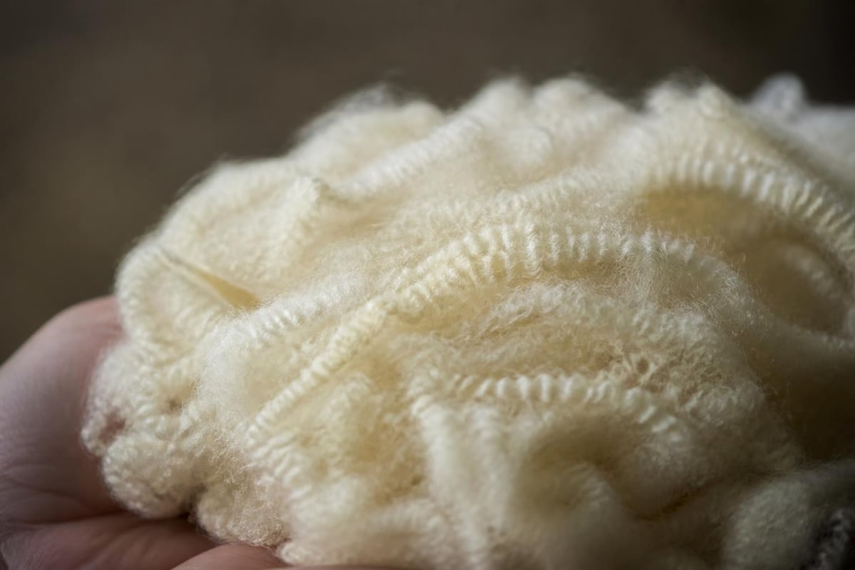 Wool fibre structure creating thermal resistance