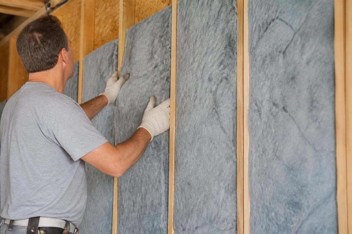 Acoustic insulation reducing noise transmission