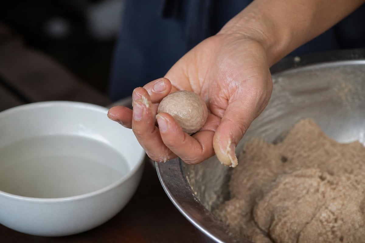 Forming bakso balls technique