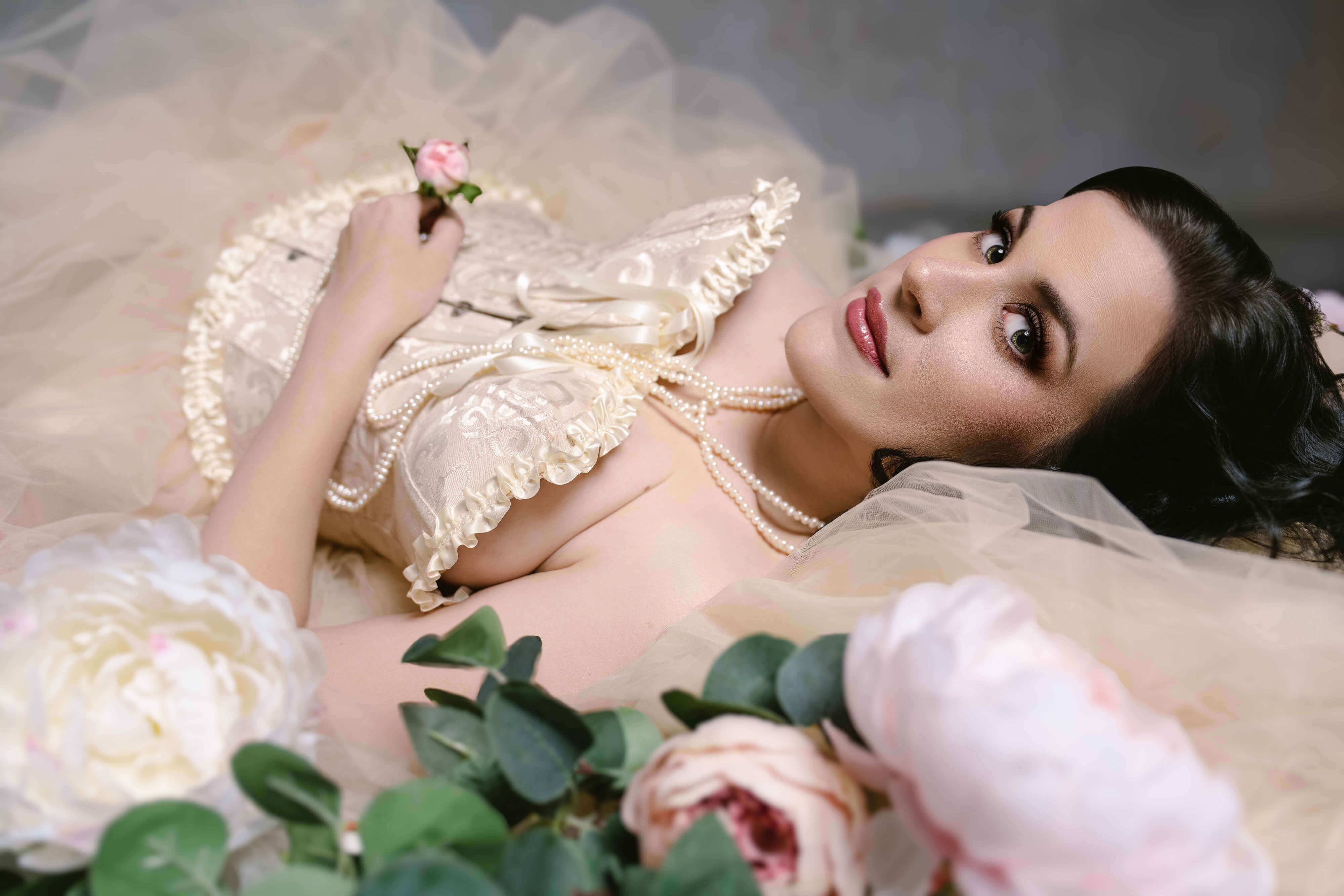 elegant-boudoir-images-for-women-breanne-fine-portraiture-romantic-flowers-birmingham-0041.jpg