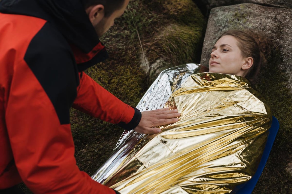Emergency thermal blanket heat retention mechanism
