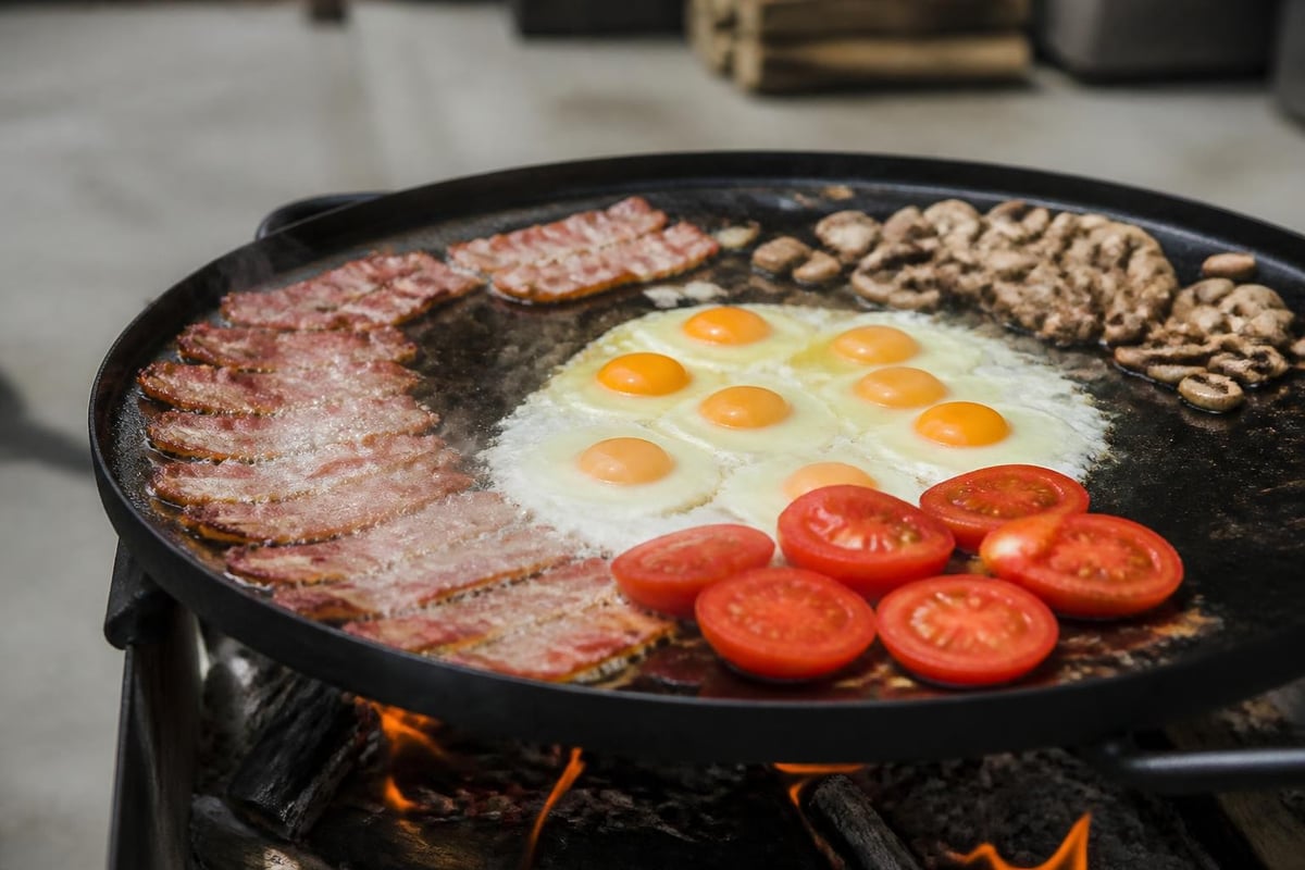 Traditional skottlebraai breakfast preparation