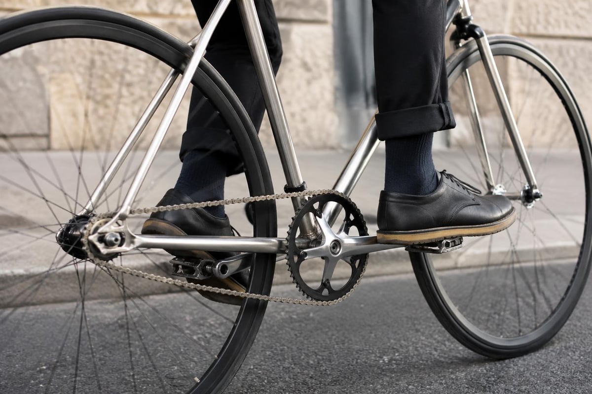 Fixed gear bike drivetrain mechanics