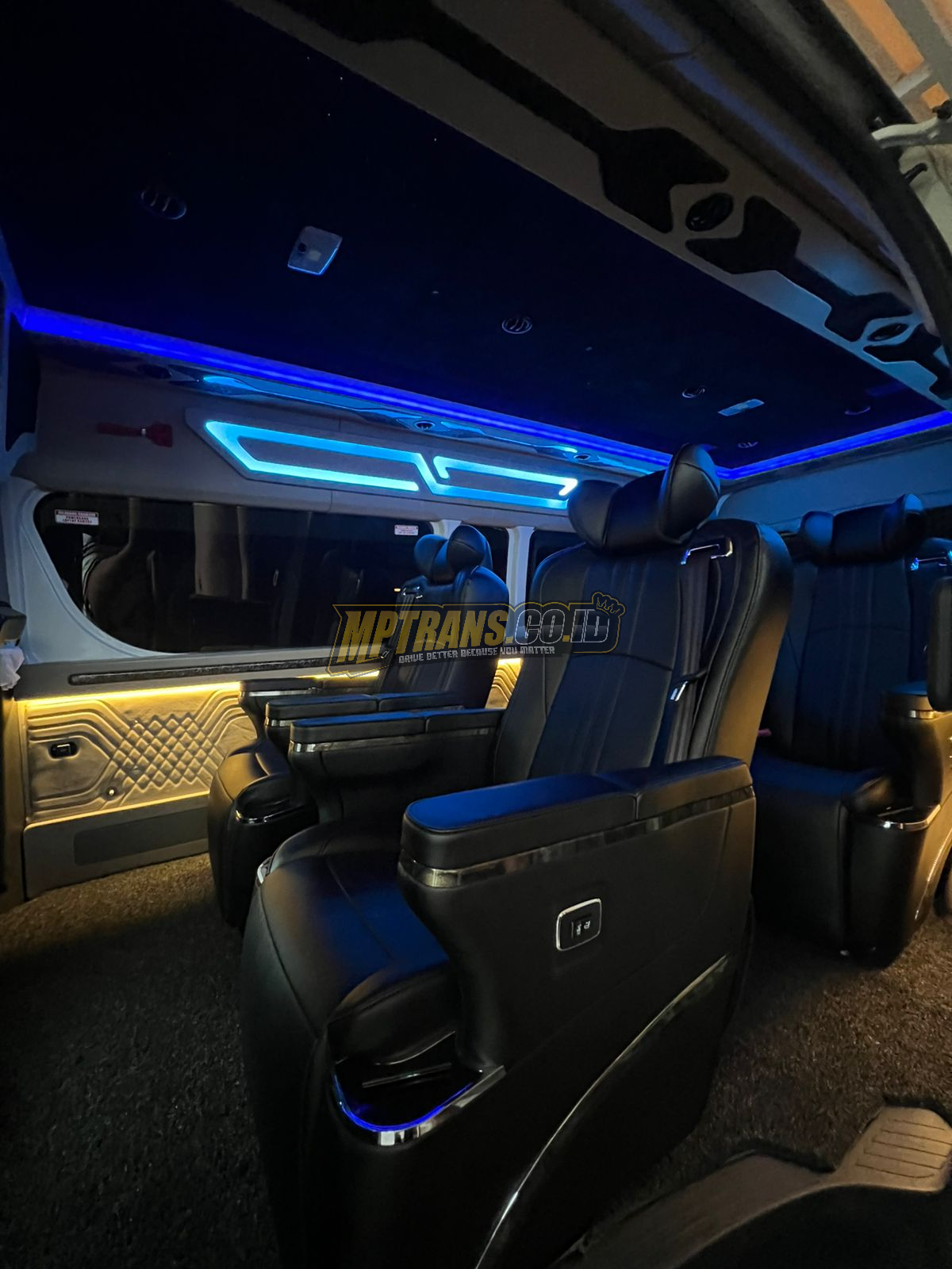 Harga Sewa Mobil Hiace: Panduan Lengkap 2026 2 Hiace Premio Luxury 9+1 Driver