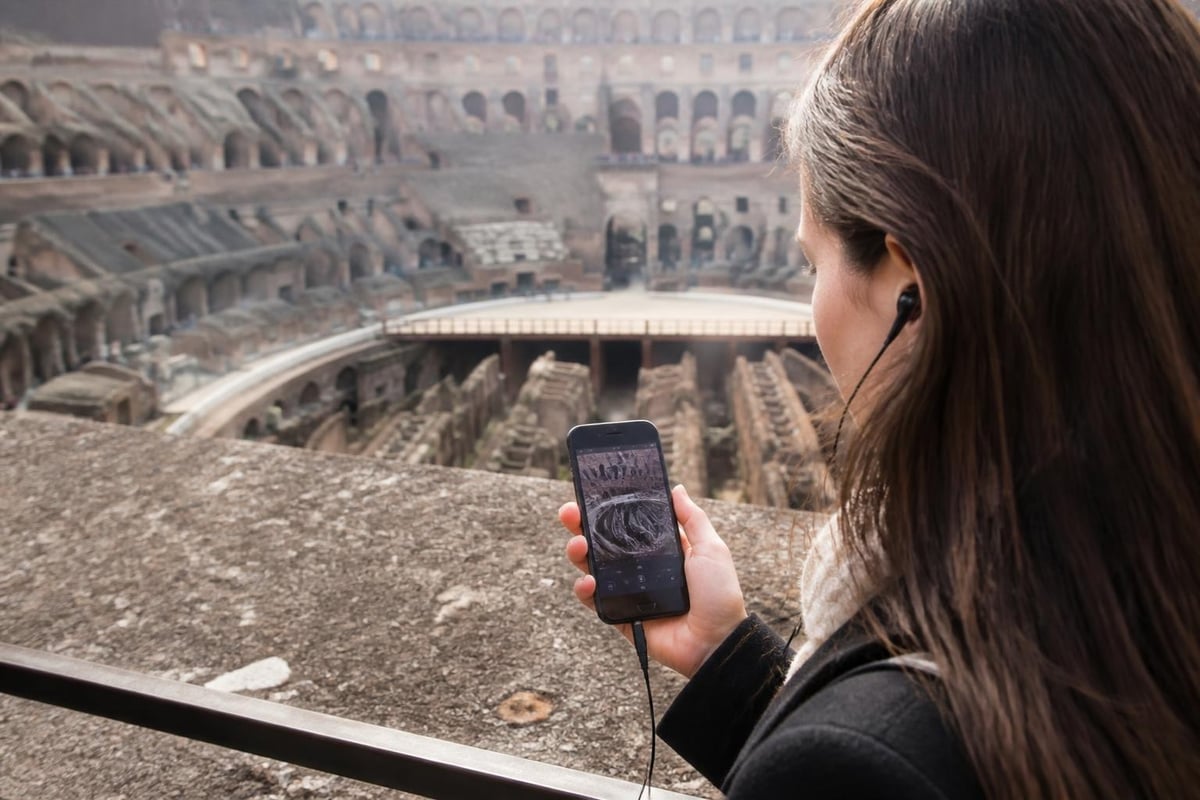 Audio tour technology at historical monuments