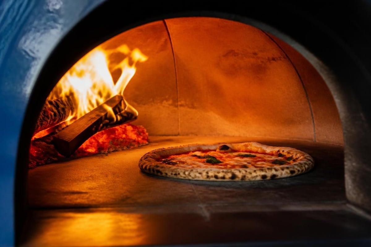 Wood fire pizza oven cooking zones