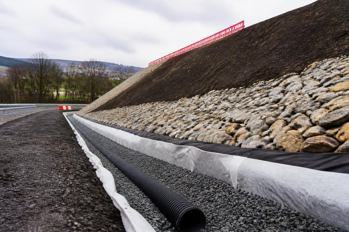 Drainage systems in embankments