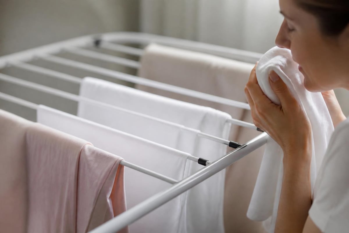 How fragrance chemicals remain on fabric fibers