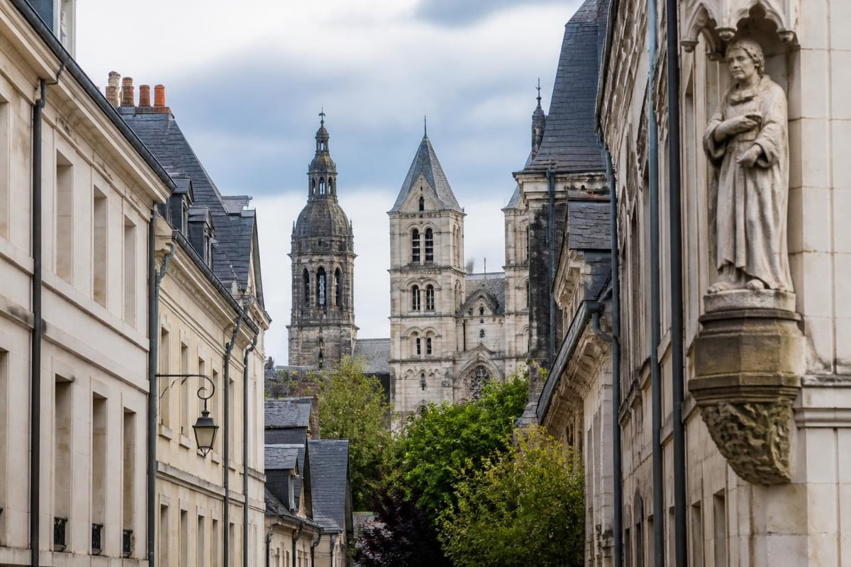 Timeline of Tours' evolution from Roman settlement to French capital