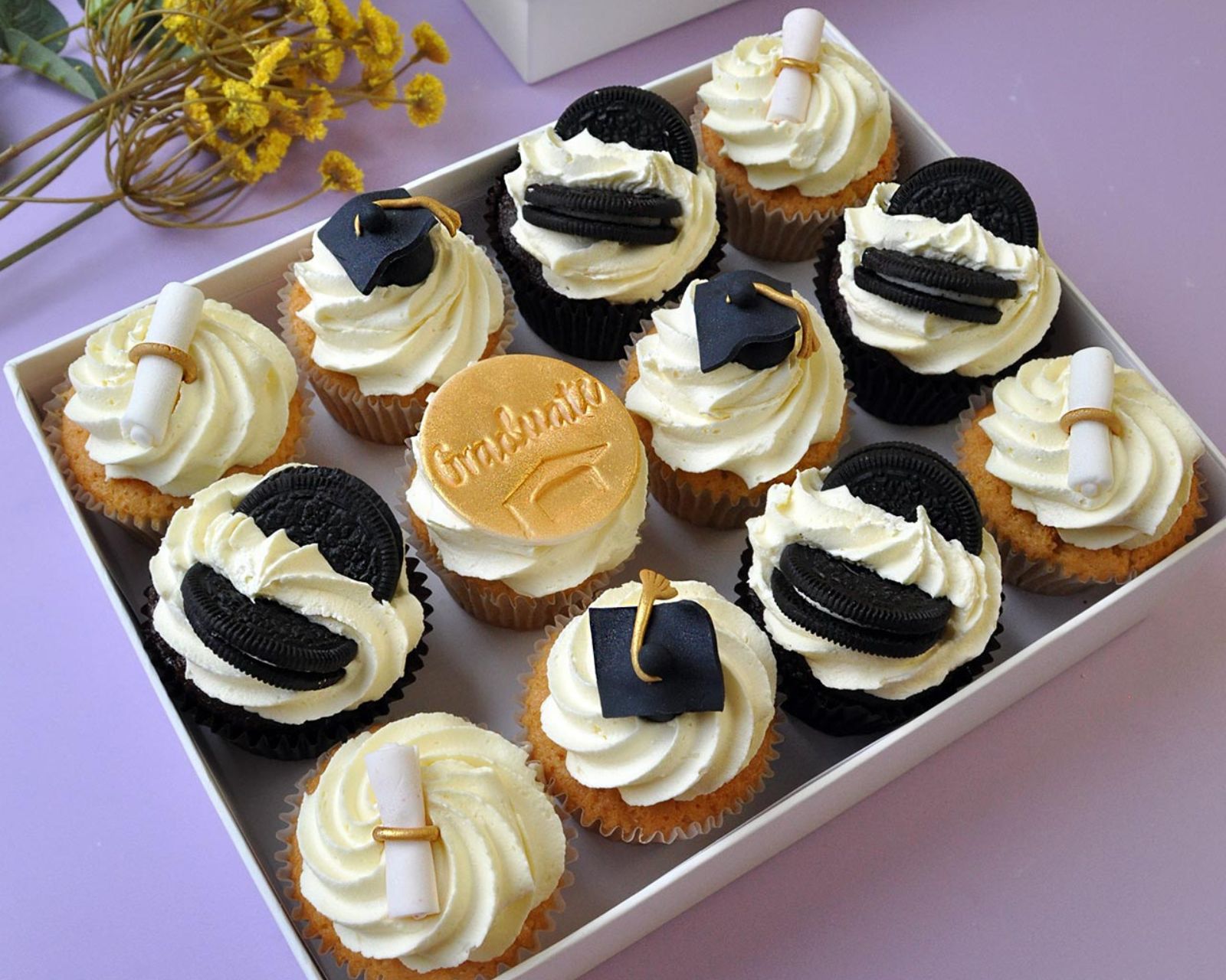195.jpg Graduation Cupcakes Box