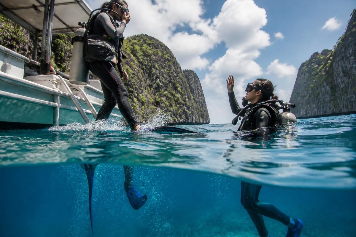 Dive buddy communication during entry