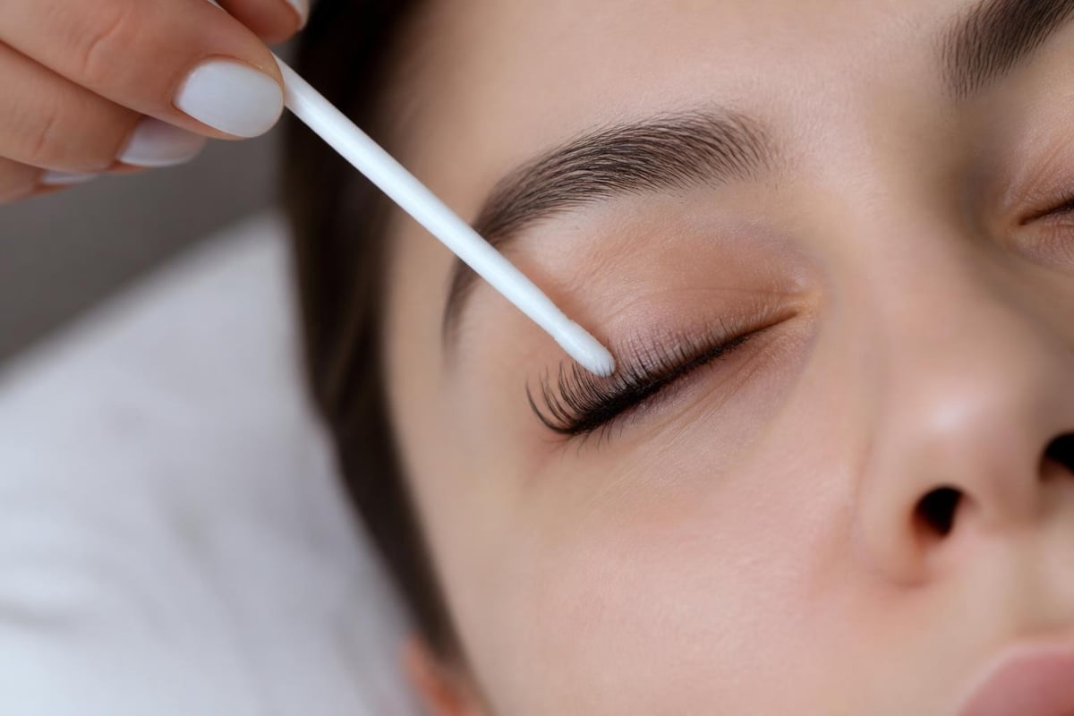 Lash Oil for Lash Lift: Complete Care Guide 2026 2 Lash lift chemical bonding process