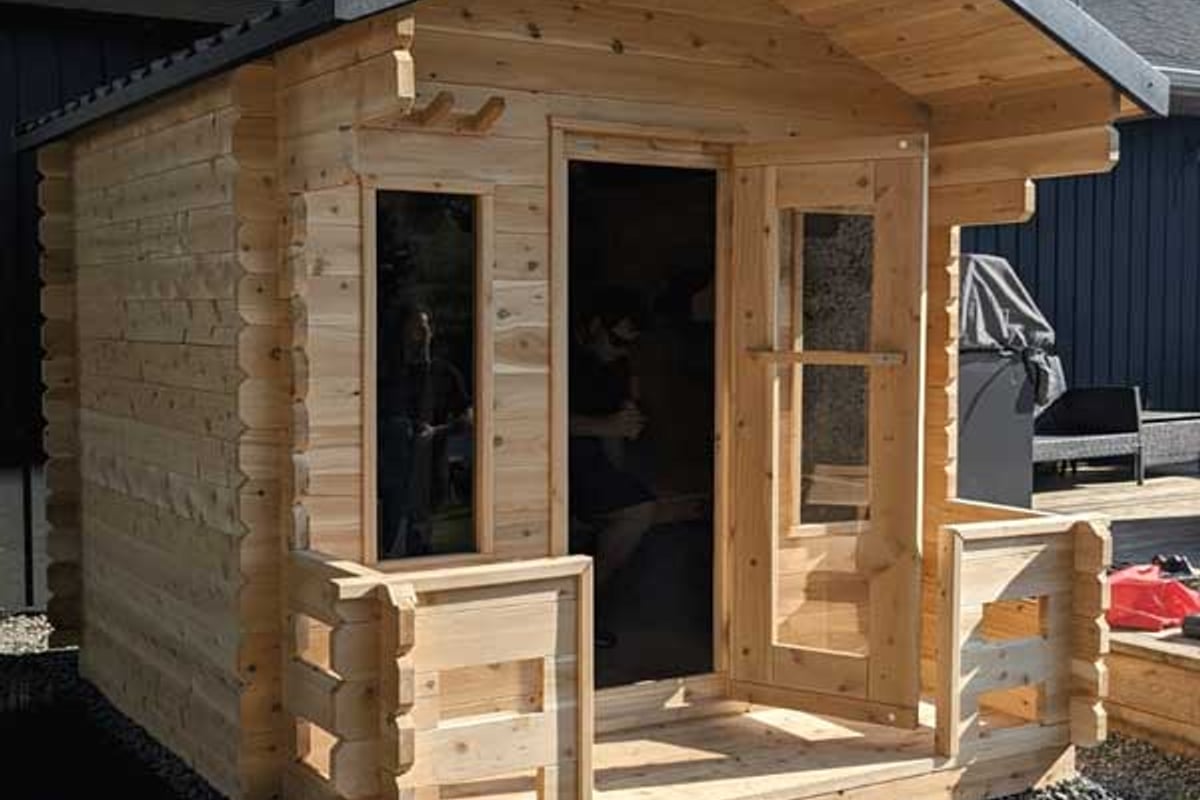 LeisureCraft Georgian Cabin Sauna with Porch - RecoSauna