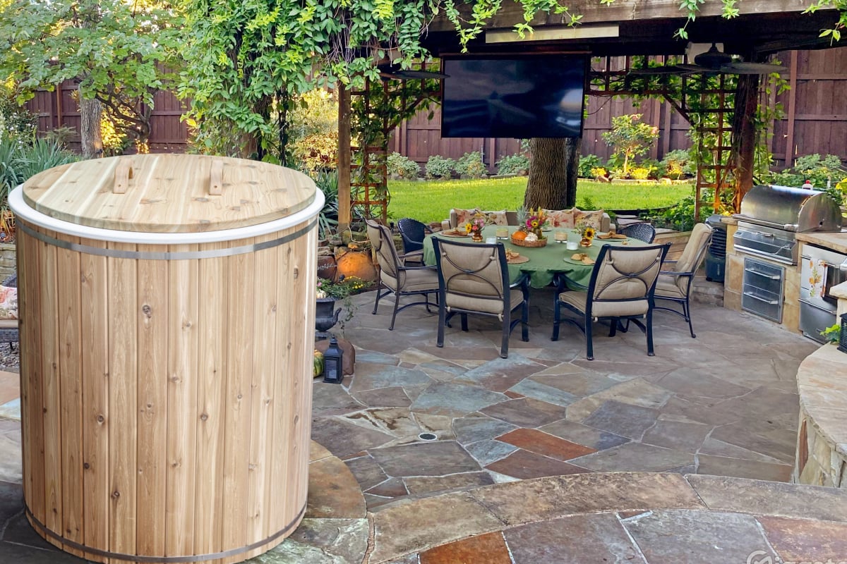 LeisureCraft Baltic Plunge Tub - RecoSauna